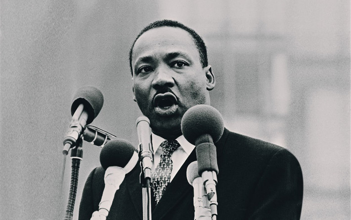 Martin Luther King: Ông là nhà hoạt động nhân quyền nổi tiếng người Mỹ gốc Phi, một trong những nhà lãnh đạo có ảnh hưởng lớn nhất trong lịch sử Mỹ cũng như lịch sử đương đại thế giới, được trao giải Nobel Hoà bình năm 1964. Martin Luther King được nhiều người trên khắp hành tinh ngưỡng mộ như một anh hùng, nhà kiến tạo hoà bình và thánh tử đạo. Ông lãnh đạo các phong trào đấu tranh đòi bình đẳng cho người da màu, công nhân trong các nhà máy và nhiều đối tượng khác trong xã hội.