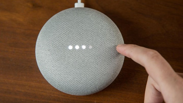 8. Google Home Mini: Thiết bị giống như một Google thu nhỏ trong căn nhà của bạn, cho phép kiểm soát và điều chỉnh ngôi nhà bằng giọng nói, tích hợp máy nghe nhạc chất lượng cao, lưu giữ lịch trình và cung cấp khả năng tìm kiếm trực tiếp trên Internet (49 USD ~ 1,1 triệu đồng)