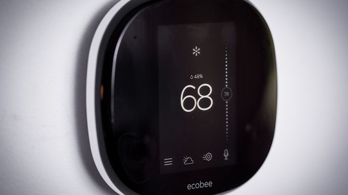 7. Bộ ổn nhiệt Ecobee4: Bộ ổn nhiệt thông minh này tích hợp khả năng cảm biến nhiệt độ và khoảng cách, cho phép bạn tinh chỉnh nhiệt độ ở một vị trí cụ thể trong căn nhà (218.99 USD ~ 5 triệu đồng)