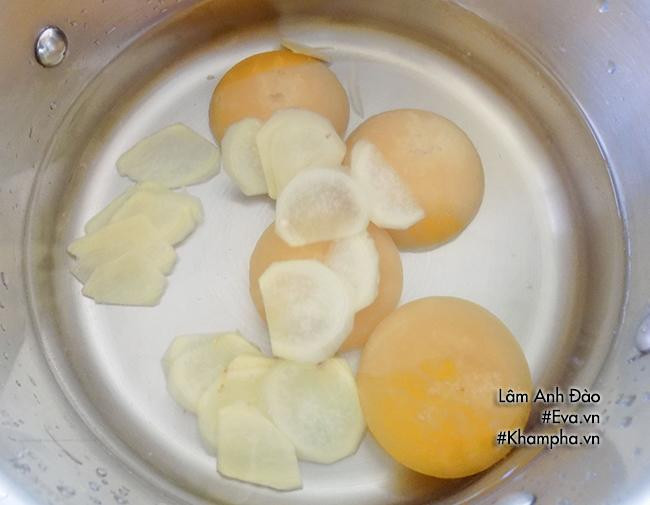 Bước 2: Đường, nước, gừng cho vào nồi, bắc lên bếp nấu lửa riu riu.