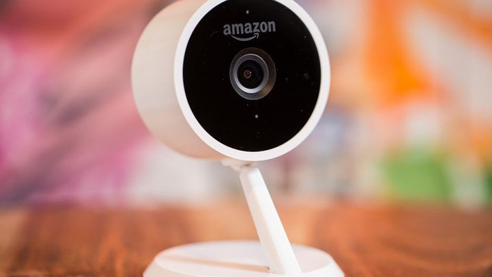 2. Camera an ninh Amazon: Chỉ 120 USD (tương đương 2,7 triệu đồng) cho một gói an ninh an toàn tuyệt đối với camera trực tuyến độ phân giải 1080p, 24 giờ lưu trữ và một ứng dụng hỗ trợ quản lý camera tiện lợi.