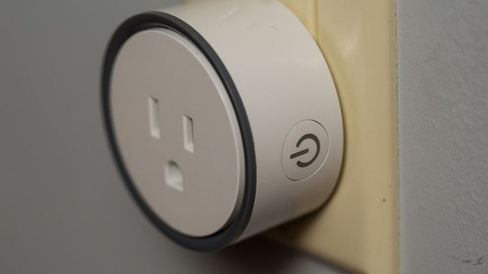 6. Phích cắm Cnct IntelliPlug 3: Với mức giá 24,95 USD (khoảng 570.000 đồng), bạn hoàn toàn có thể quản lý ổ cắm điện của mình bằng giọng nói đối với thiết bị tích hợp Alexa.