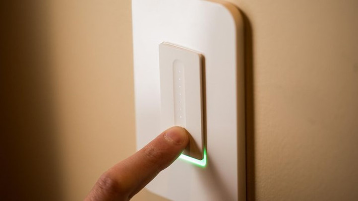 4. Công tắc Belkin WeMo: Công tắc thông minh cho phép bạn điều khiển đèn bằng điện thoại hoặc giọng nói. Bộ điều chỉnh hoạt động chính thông qua Siri, Alexa và Google Assistant. Giá sản phẩm ở mức 73 USD (khoảng 1,6 triệu đồng)
