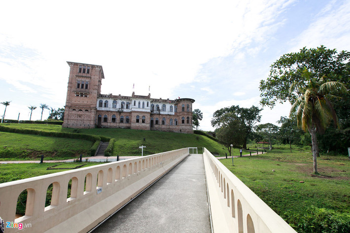 Lâu đài Kellie (Kellie's Castle, hay còn được gọi là Kellie's Folly) được Kellie William Smith, ông chủ quản lý đồn điền người Scotland xây dựng vào năm 1915. Ngày nay, Kellie’s Castle thuộc bang Perak, Malaysia, cách thành phố Ipoh khoảng 20 phút đi xe. Lâu đài của Smith được xây dựng trên một ngọn đồi cao, lối đi chính là cây cầu bắc ngang con suối nhỏ. Kellie's Castle là tổng hoà của kiến trúc Hy Lạp-La Mã, Ma-rốc và Ấn Độ. Toàn bộ vật liệu xây dựng đều được vận chuyển từ Ấn Độ.