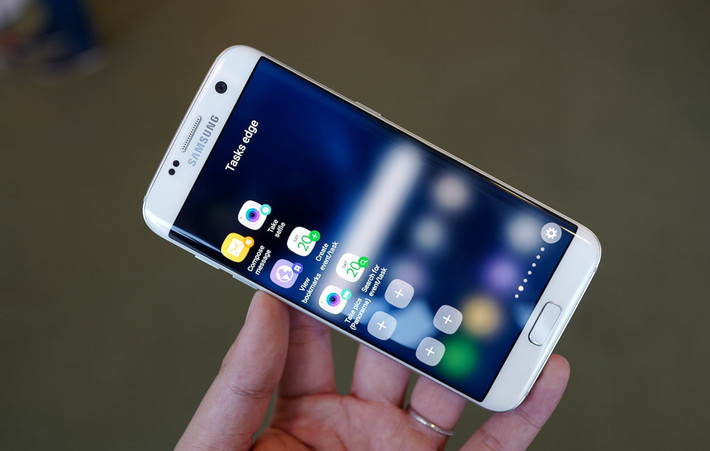 Samsung Galaxy S7 Edge (7,39 triệu đồng, xách tay): S7 Edge có bộ khung viền kim loại nguyên khối cùng 2 mặt kính cường lực chống trầy xước. Máy còn có khả năng chống nước và bụi bẩn theo chuẩn IP68. Camera của S7 Edge được tích hợp công nghệ DualPixel cho ảnh chụp thiếu sáng tốt.