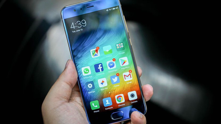 Xiaomi Mi 6 (8,3 triệu đồng, xách tay): Xiaomi Mi 6 có thiết kế không quá khác biệt so với Mi 5 khi được bo tròn các góc cùng khung viền kim loại xung quanh. Máy trang bị cổng USB-Type C sạc nhanh đồng thời loại bỏ giắc cắm tai nghe 3,5 mm. Bên cạnh màn hình Full HD với tấm nền IPS LCD, Mi 6 còn sở hữu bộ vi xử lý Snapdragon 835 cùng bộ nhớ RAM 6 GB. Máy có camera kép 12 MP hỗ trợ chụp xóa phông và máy ảnh selfie 8 MP.