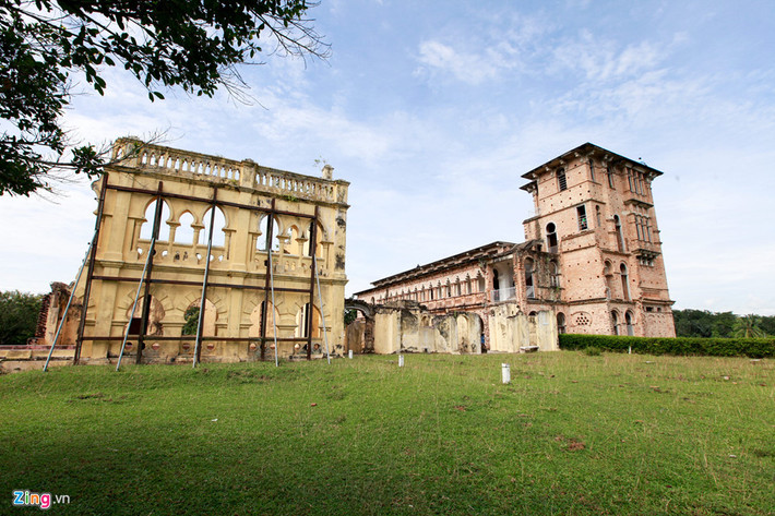 Theo bản thiết kế ban đầu, Kellie's Castle chỉ gồm một toà nhà 6 tầng. Đây cũng là công trình đầu tiên tại Malasysia được trang bị thang máy. Khi dịch cúm diễn ra, những người công nhân còn lại yêu cầu ông chủ xây thêm một ngôi đền để cầu xin sự che chở của bề trên.
