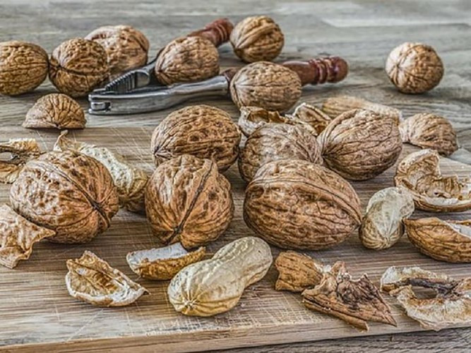 Dầu quả óc chó chứa nhiều axit béo omega-3, là một trong những nguồn chống oxy hoá tốt nhất và cũng làm giảm cholesterol. Nó cũng rất giàu vitamin K và E và lý tưởng cho nướng, xào và hoàn hảo cho salad trộn.