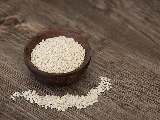 Dầu hạt mè có hương vị nhẹ nhàng, rất lý tưởng cho các loại khoai tây chiên. Dầu này làm giảm huyết áp và giảm nguy cơ bệnh tim và cũng tốt nhất là dùng để xào và nướng bánh.