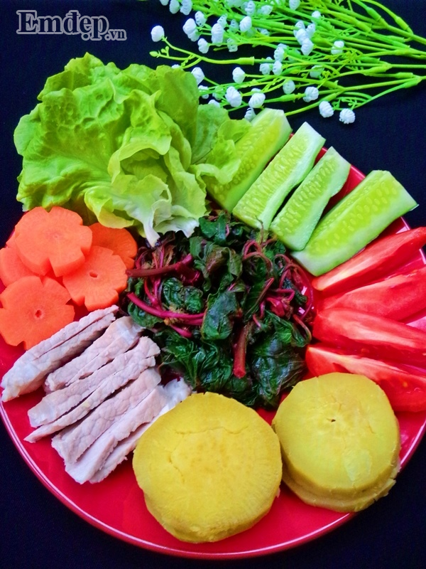 Các nguyên liệu đa phần là luộc cho nên hạn chế được số lượng dầu ăn vào cơ thể.