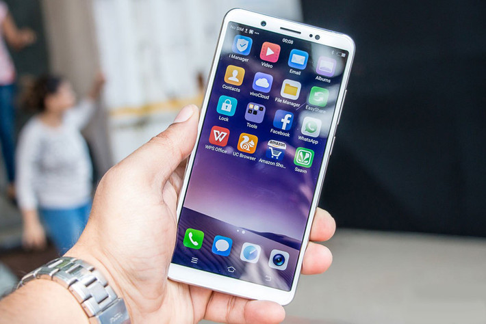 Vivo V7+ (7,99 triệu đồng): V7 Plus có thiết kế bo tròn các cạnh cùng viền màn hình mỏng đem lại cảm giác nhỏ gọn. Ngoài vi xử lý Snapdragon 450, RAM 4 GB, bộ nhớ trong 64 GB, máy còn được trang bị màn hình IPS LCD 5,99 inch. V7 Plus sở hữu viên pin dung lượng lớn 3.225 mAh mang lại thời gian on-screen hơn 9 tiếng.