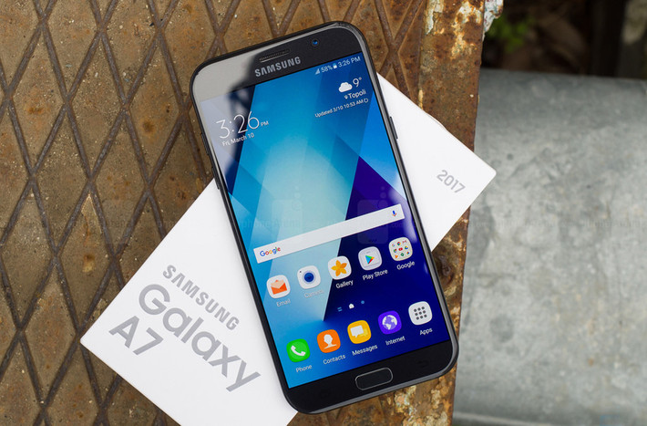 Samsung Galaxy A7 2017 (9,99 triệu đồng): Galaxy A7 2017 có thiết kế không trau chuốt nhiều như những dòng cao cấp của Samsung. Bên trong máy là chip Exynos 7880, RAM 3 GB và bộ nhớ trong 32 GB. A7 cũng hỗ trợ tính năng Always-on Display hữu dụng từ thế hệ Galaxy S7. Camera của A7 có thông số cao với ống kính sau độ phân giải 16 MP f/1.9 nhưng chất lượng ảnh chụp không quá ấn tượng.