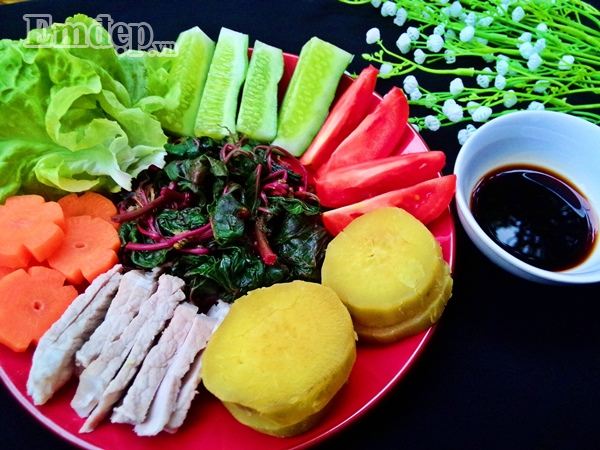 Bước 4: Bày các nguyên liệu ra đĩa rồi thưởng thức cùng với xì dầu.