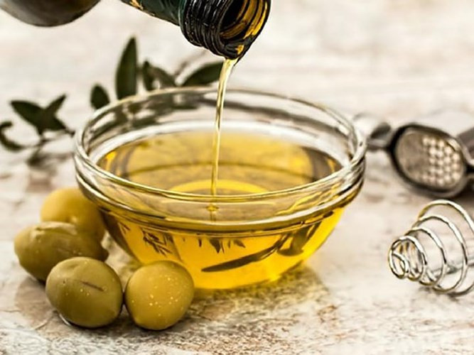 Dầu oliu: Chúng ta đều biết những lợi ích của dầu oliu và nó lành mạnh như thế nào. Dầu ô liu là sự lựa chọn thích hợp cho những người muốn giảm cân. Nó được chứa đầy axit béo chưa bão hòa. Hãy sử dụng dầu này để chiên sâu, xà lách salad và cho rau xào.