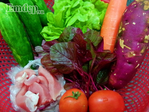 Nguyên liệu món salad thịt heo rau củ gồm: - Thịt nạc heo: 200 gr - Khoai lang: 1 củ to - Cà rốt: 1 củ - Cà chua: 2 quả - Rau rền: 1 mớ - Sà lách: 1 cây - Dưa leo: 3 quả - Xì dầu