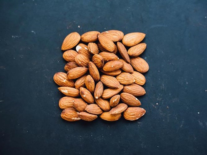 Dầu hạnh nhân là một nguồn vitamin E tốt và các axit béo omega-3 lành mạnh. Loại dầu này rất tốt cho tất cả các loại bánh nướng như bánh, bánh quy, bánh quế và bánh nướng xốp.