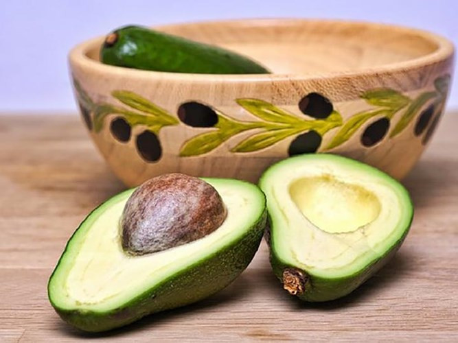 Dầu bơ có chứa các axit béo không bão hòa đơn có lợi cho tim. Nó có thể chịu nhiệt cao, lý tưởng cho nấu ăn, nướng, xào và chiên. Dầu bơ cũng có thể được thêm vào nước trộn salad.