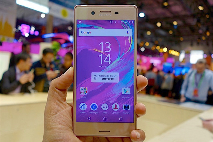 Sony Xperia X (7,49 triệu đồng): Xperia X có thiết kế theo phong cách đối xứng quen thuộc của dòng Z cùng cảm giác nhỏ gọn với màn hình 5 inch. Camera sau và trước của Xperia X có độ phân giải lần lượt là 23 MP, 13 MP. Ngoài ra, chip Snapdragon 650 6 nhân cùng RAM 3 GB mang lại hiệu năng ổn định. Sony trang bị cho màn hình của Xperia X các công nghệ XReality, Triluminos... mang lại chất lượng hiển thị tốt.