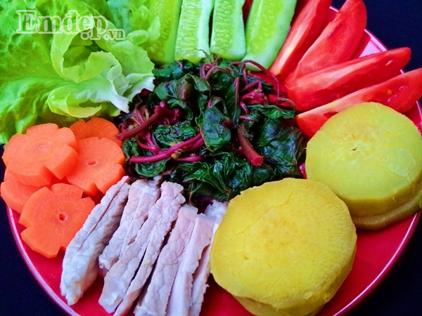 Thành phẩm: Chỉ qua một số bước chế biến cực kì đơn giản chúng ta đã có một đĩa thịt heo rau củ trông thật bắt mắt.
