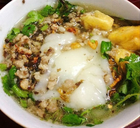 Bánh đúc thịt: Nóng bỏng lưỡi. Bánh đúc nóng là phiên bản biến thể khá hấp dẫn, từ món bánh đúc nguội cổ truyền. Với phần nhân được làm từ thịt heo nạc băm nhỏ, xao lẫn với nấm mèo băm nhỏ, gia vị hạt tiêu... Lớp trên cùng của món ăn hấp dẫn này được rắc chút rau mùi và hành khô vàng rụm.