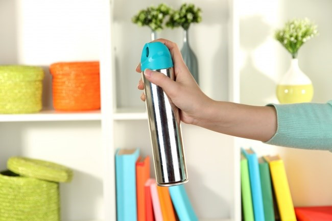Xịt phòng Bạn thường dùng xịt phòng để đánh bật mùi thức ăn cũng như giúp bếp thơm tho hơn. Tuy nhiên, nhiều loại xịt phòng có hóa chất có thể gây hại cho phổi cũng như sức khỏe nói chung. Vì vậy, thay vì dùng xịt phòng, bạn nên thường xuyên vệ sinh nhà bếp để tránh mùi thức ăn, hoặc có thể dùng các loại tinh dầu tự nhiên xịt vào góc phòng.