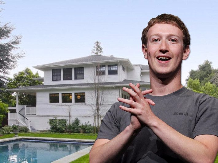 Có một thứ CEO Facebook không tiếc tiền đầu tư: bất động sản. Tháng 5/2011, anh chi 7 triệu USD để mua ngôi nhà rộng 400 mét vuông tại Palo Alto, với hệ thống trợ lý ảo sử dụng trí tuệ nhân tạo tự chế. Sau đó một năm, anh tiếp tục gom 4 ngôi nhà bên cạnh với giá 30 triệu USD để cải tạo theo ý mình.