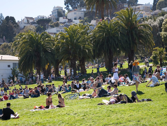 Anh sở hữu một ngôi nhà tương tự khác tại quận Mission (San Francisco), chi 1 triệu USD để cải tạo bao gồm xây nhà kính và sửa bếp.