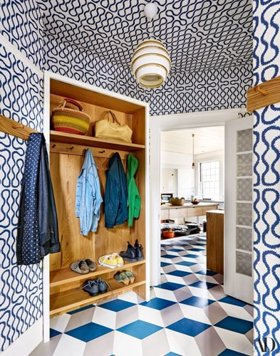 Lối đi vào khu nấu nướng đặt một tủ giầy rất tinh tế với họa tiết và tông màu của tường và sàn nhà.
