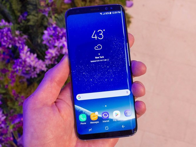 10. Samsung Galaxy S8 và S8 Plus: Galaxy S8 và S8 Plus là một trong những smartphone đẹp nhất hiện nay. Nó đẹp hơn chiếc iPhone 8 của Apple, và nó mềm mại hơn Samsung Note 8. Giá S8: 640 USD (14 triệu đồng), S8 Plus: 705 USD (15.5 triệu đồng)