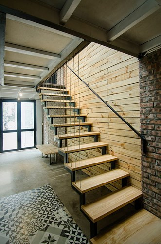 Nội thất của ngôi nhà sử dụng màu sắc ấm cúng và mộc mạc, từ mảng ngói trần và gỗ thông đã được xử lý từ mối mọt, đến gạch hoa gợi nhớ lại quá khứ hoài cổ không chỉ độc đáo mà còn một điểm nhấn cho ngôi nhà.