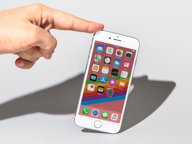 3. iPhone 8: iPhone 8 đi kèm với vỏ kính và kim loại tinh tế, một máy ảnh tuyệt vời và hiệu suất đáng kinh ngạc. Apple còn hỗ trợ cả tính năng không dây và sạc nhanh – điều mà điện thoại Android đã được cung cấp từ lâu. Giá: 700 USD (15,4 triệu đồng).