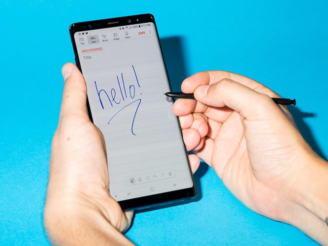 7. Samsung Galaxy Note 8: Với thiết kế đẹp, Galaxy Note 8 sở hữu các đường viền màn hình cực mỏng, hiển thị đẹp, hiệu năng nhanh, hệ thống camera kép và các tính năng dựa trên bút stylus. Hiện tại, Note 8 có các thuộc tính tốt nhất của dòng Samsung Galaxy S và Note. Giá: 780 USD (17,1 triệu đồng)