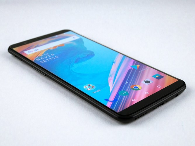 6. OnePlus 5T: Nếu bạn không muốn phải trả từ 850 USD trở lên trên điện thoại có màn hình lớn, OnePlus 5T sẽ là lựa chọn của bạn. Nó cũng đi kèm với RAM mạnh hơn bất kỳ điện thoại thông minh khác mà chúng tôi đã cố gắng, đảm bảo hiệu suất cao nhất. Trên hết, máy ảnh tuyệt vời của nó đi kèm với một chế độ chân dung cạnh tranh với những chiếc điện thoại iPhone X và Pixel 2. OnePlus 5T được cài đặt phiên bản Android mới nhất. Giá: 500 USD (11 triệu đồng)