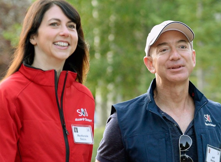 Nhà sáng lập Amazon, tỷ phú đã vượt Bill Gates trở thành người giàu nhất thế giới, Jeff Bezos, và vợ là tiểu thuyết gia Mackenzie có 3 con trai, 1 con gái. Cả 4 bé được cho là đều được nhận nuôi từ Trung Quốc. Một người bạn của Bezos tiết lộ, dù sở hữu tài sản đã lên tới 100 tỷ USD, nhà Bezos “là một gia đình bình dị, gần gũi và hầu như chẳng có gì khác biệt”. Nói về phương pháp dạy dỗ đứa trẻ, MacKenzie cho biết vợ chồng bà đã thử rất nhiều cách, như “đi du lịch trái mùa, dạy chúng làm bếp, nuôi gà, học tiếng Trung, dạy toán theo kiểu Singapore, và cho chúng tham gia vào các câu lạc bộ thể thao với những đứa trẻ cùng khu phố”.