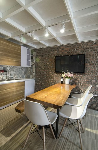 Tường nhà được giữ nguyên gạch mộc giúp ngôi nhà bạn trở nên độc đáo và cá tính đến bất ngờ.