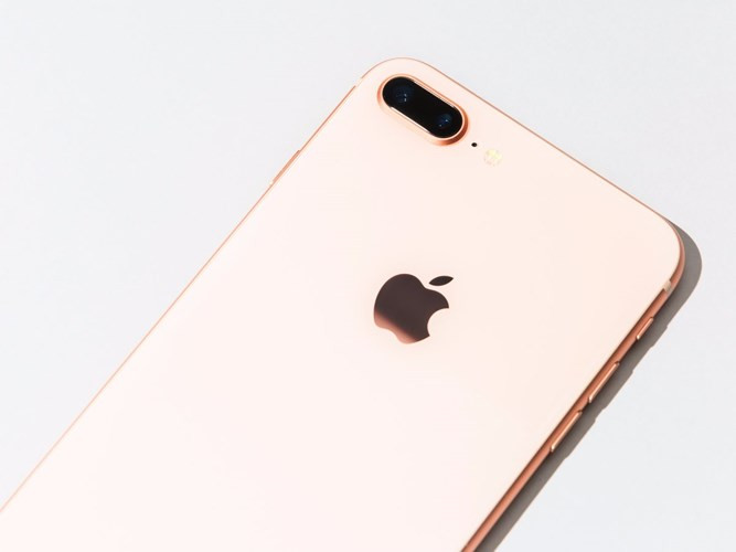 2. iPhone 8 Plus: Đây là mẫu điện thoại sở hữu nhiều tính năng nổi bật với một màn hình lớn và tốt hơn. iPhone 8 Plus còn sở hữu một hệ thống ống kính ống kính kép có tính năng telephoto và khả năng chụp như một máy ảnh chuyên nghiệp. Giá: 800 USD (17,6 triệu đồng).