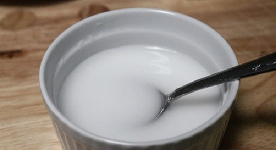 - Tiếp đó hòa bột năng vào một bát nước lọc.