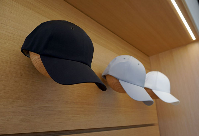 Những chiếc áo này được thiết kế đơn giản với logo Apple hoặc dòng chữ Apple Park, bán với giá 40 USD. Chúng nhanh chóng được bán hết chỉ vài giờ sau khi cửa hàng này mở cửa.