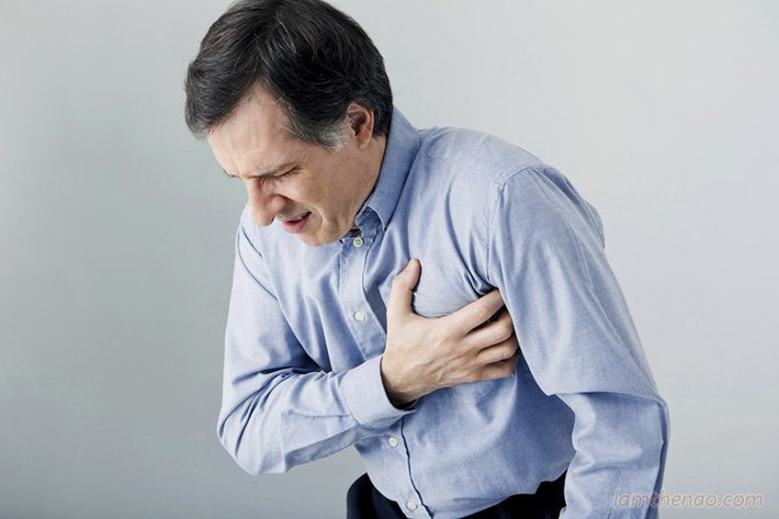 Đột quỵ: Đột quỵ là tình trạng dòng máu lưu thông đến một phần não đó của máu bị gián đoạn, dẫn đến mất nguồn cung ô xy cho não. Đột quỵ thường xảy ra do mạch máu bị vỡ hoặc tắc nghẽn do cục máu đông.