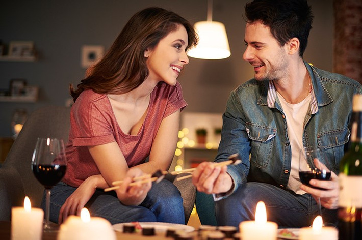 Tessa, 27 tuổi: "Tôi trở về nhà sau giờ làm việc và biết rằng mình đã có một ngày thành công. Anh ấy đã chuẩn bị món sushi tôi yêu thích, chúng tôi cùng ăn tối và bên nhau đêm đó."