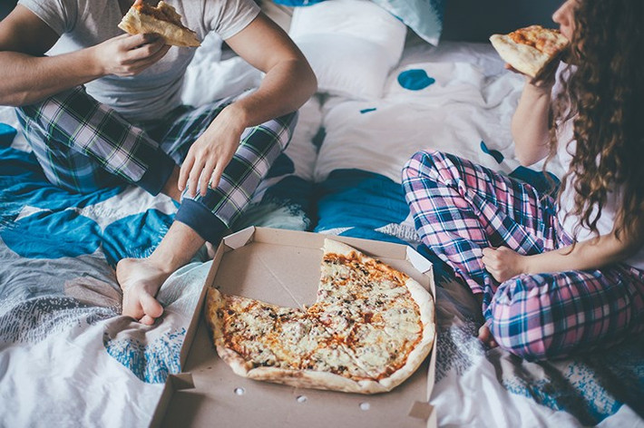 Alyssa, 25 tuổi: "Chúng tôi đã bên nhau nhiều giờ đồng hồ, sau đó anh đặt một chiếc bánh pizza mà tôi thích."