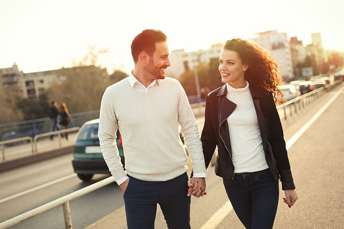 Alicia, 23 tuổi: "Anh ấy biết tôi đã chuyển đến sống cùng thành phố, vì vậy anh ấy đã đưa tôi đi thăm những nơi thú vị ở đây. Sự hiểu biết của anh ấy đã cuốn hút tôi." Mời độc giả xem video "Con trai khi yêu thật lòng sẽ thế nào". (Nguồn YouTube)