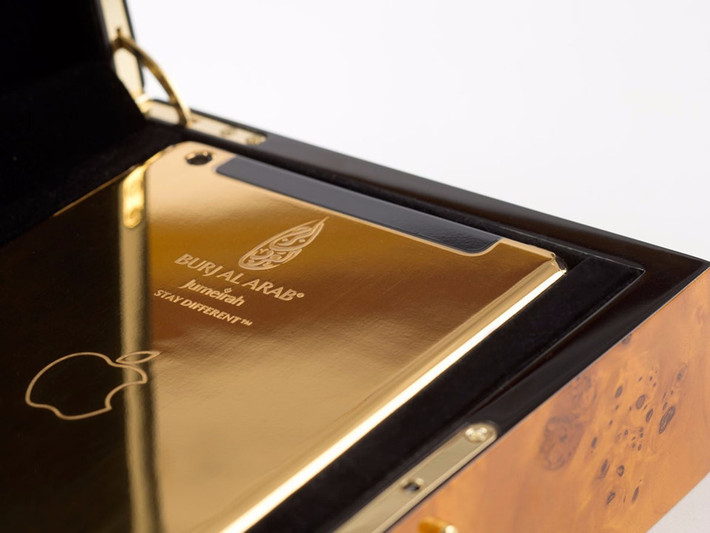 iPads vàng 24 cara, Burj Al Arab Jumeirah, Dubai, UAE: Burj Al Arab Jumeirah ở Dubai được biết đến là một trong những khách sạn sang trọng nhất thế giới với nhiều dịch vụ xa hoa. Một trong những tiện nghi của khách sạn là việc du khách được sử dụng iPad vàng 24 cara. IPad được cung cấp cho mỗi khách khi đến nhận phòng và lập trình sẵn quyền truy cập vào tất cả dịch vụ, thông tin của khách sạn. Ảnh: Burj Al Arab Jumeirah.