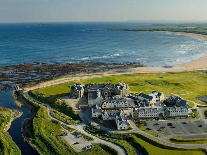 Nghiên cứu phả hệ gia đình ở Trump International Golf Links & Hotel, Clare, Ireland: Nếu bạn đã từng tự hỏi về tổ tiên gia đình mình, Trump International Golf Links & Hotel sẽ giúp bạn giải đáp những thắc mắc đó. Tại đây, một nhà nghiên cứu phả hệ có thể giúp bạn khám phá và tìm hiểu về lịch sử gia đình của bạn với chi phí khoảng 200 USD. Ảnh: Facebook/Trump International Doonbeg.