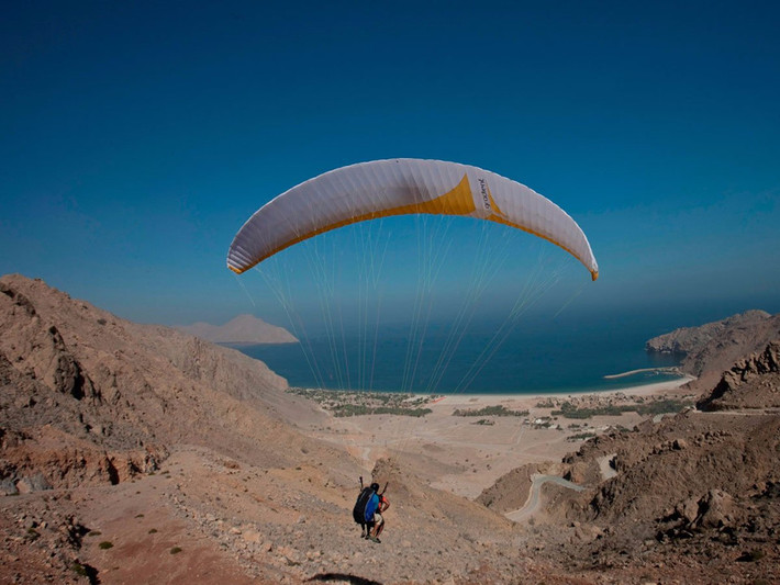 Nhảy dù ở Six Senses Zighy Bay, Dibba-Musandam, Oman: Tại Six Senses Zighy Bay, dịch vụ nhảy dù chuyên nghiệp của khách sạn mang đến cho du khách cơ hội ngắm nhìn toàn cảnh vịnh Zighy từ đỉnh núi có độ cao gần 300 m. Phí dịch vụ là khoảng 180 USD một người. Ảnh: Six Senses Zighy Bay.