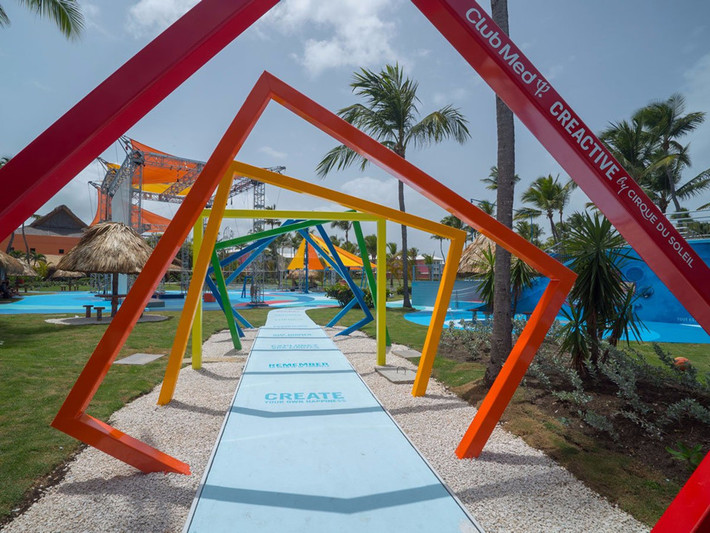 Cirque du Soleil tại Club Med Punta Cana, Punta Cana, Dominican: tại Club Med Punta Cana bạn có thể được dạy cách để trở thành một người biểu diễn nhào lộn. Chương trình tập thể dục "CREACTIVE" tại đây dạy cho du khách hơn 30 kỹ năng nhào lộn khác nhau. Tại đây, bạn sẽ học được tất cả mọi thứ từ các bài tập đu trên không, nhảy bungee cho đến các kỹ năng trên không dưới sự giám sát của nhân viên Cirque du Soleil. Dịch vụ này được cung cấp miễn phí cho tất cả khách lưu trú tại khách sạn. Ảnh: Club Med.