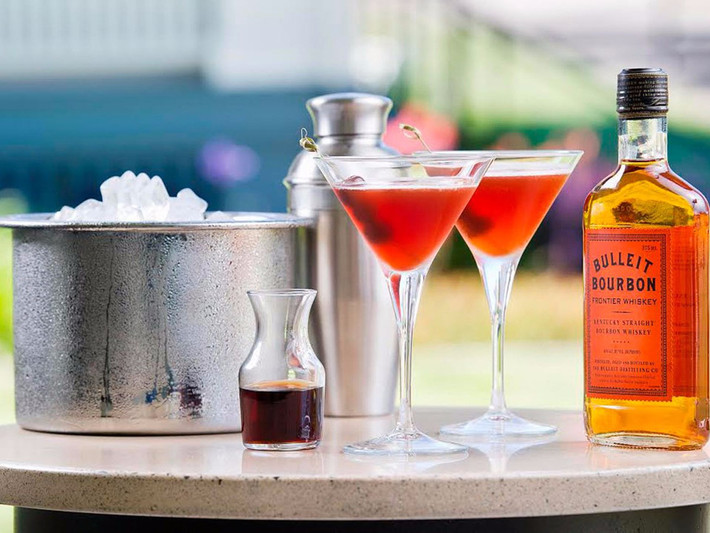 Bartender tận phòng, Cavallo Point, Sausalito, California, Mỹ: Tại Cavallo Point, dịch vụ bartender cho phép khách hàng tùy chỉnh yêu cầu về cocktail được chuẩn bị bởi một bartender tại phòng hoặc trong khách sạn và đưa đến tận phòng. Khách hàng cũng có thể gửi trực tiếp các thành phần cocktail mong muốn tới bartender để họ tự pha chế. Dịch vụ có sẵn mọi lúc và có giá khoảng 50 USD chưa bao gồm tiền tip hay phí vận chuyển. Ảnh: Tim Porter.