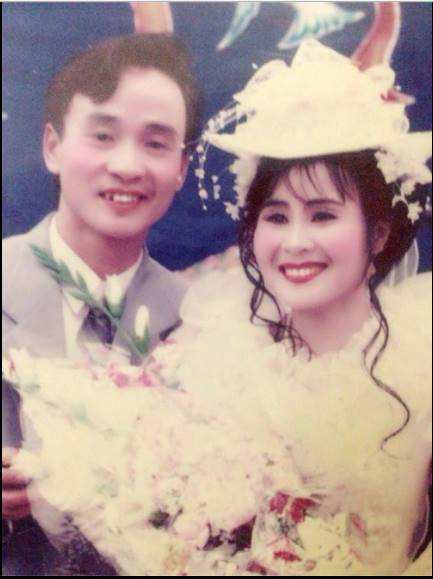 Ảnh cưới giản dị nhưng hạnh phúc rạng ngời của cha mẹ thời xưa.
