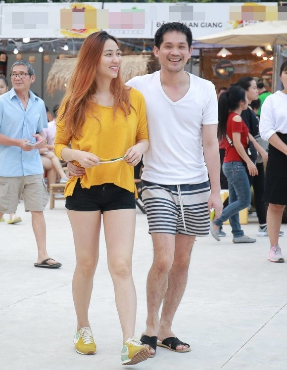 Mới đây, diễn viên Ngân Khánh và chồng đại gia cùng nhau đi dạo trong không gian một lễ hội ẩm thực tổ chức tại TP.HCM. Cả hai vợ chồng diện trang phục đơn giản, thậm chí nữ diễn còn tự tin để mặt mộc tươi cười bên cạnh "nửa kia".