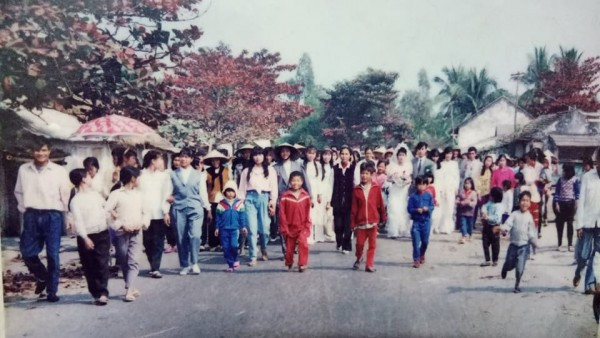 Hình ảnh đón dâu “hoành tráng” không siêu xe nhưng lại gây chú ý bởi đoàn người đi rước dâu cực đông.